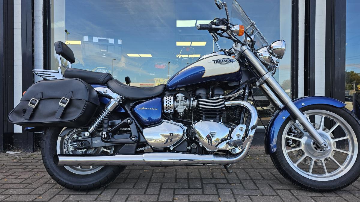 TRIUMPH BONNEVILLE AMERICA 865