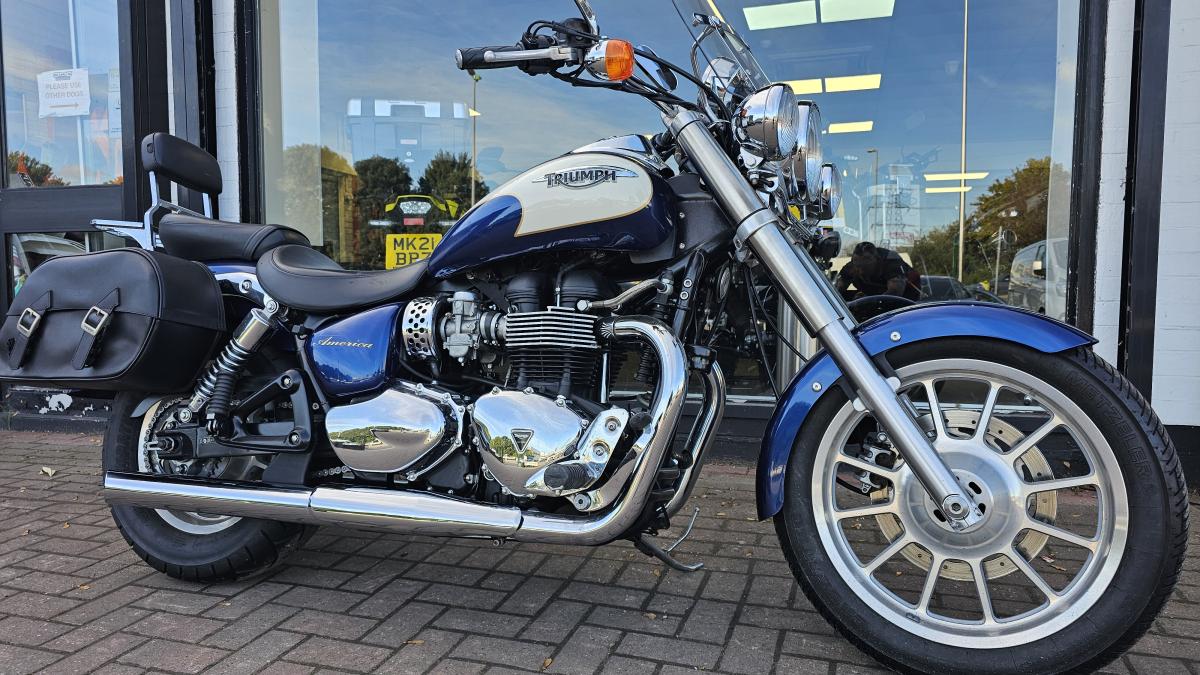 TRIUMPH BONNEVILLE AMERICA 865