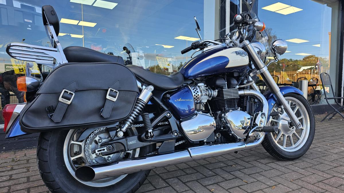 TRIUMPH BONNEVILLE AMERICA 865