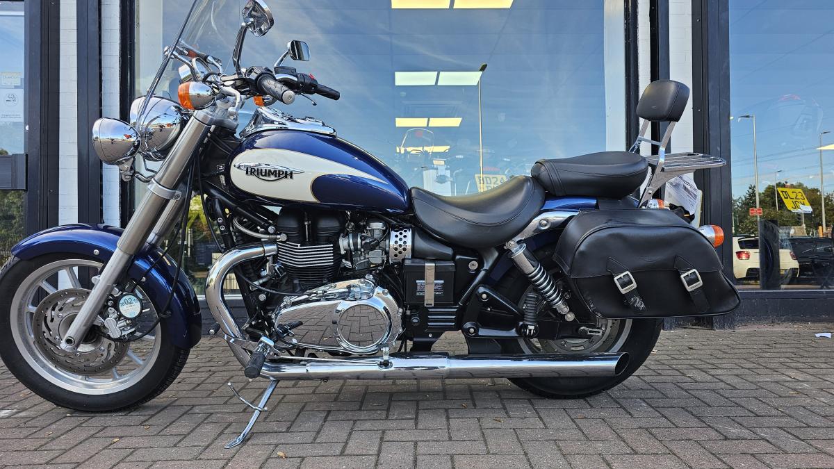 TRIUMPH BONNEVILLE AMERICA 865