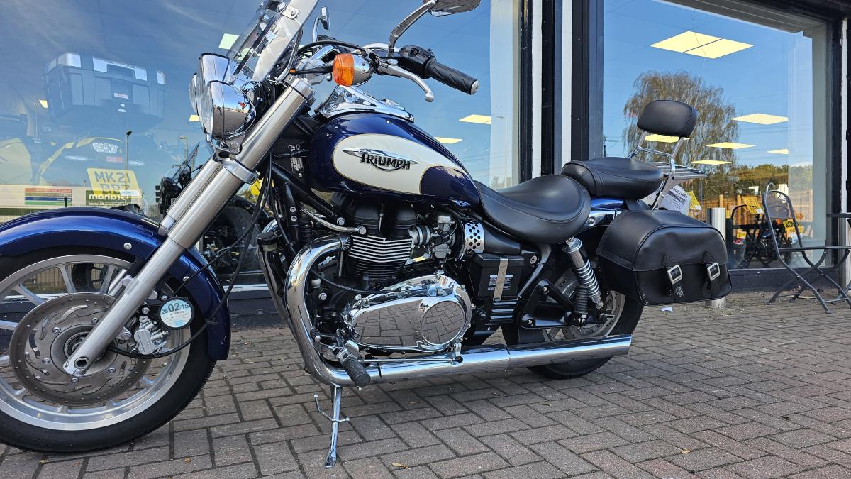 TRIUMPH BONNEVILLE AMERICA 865