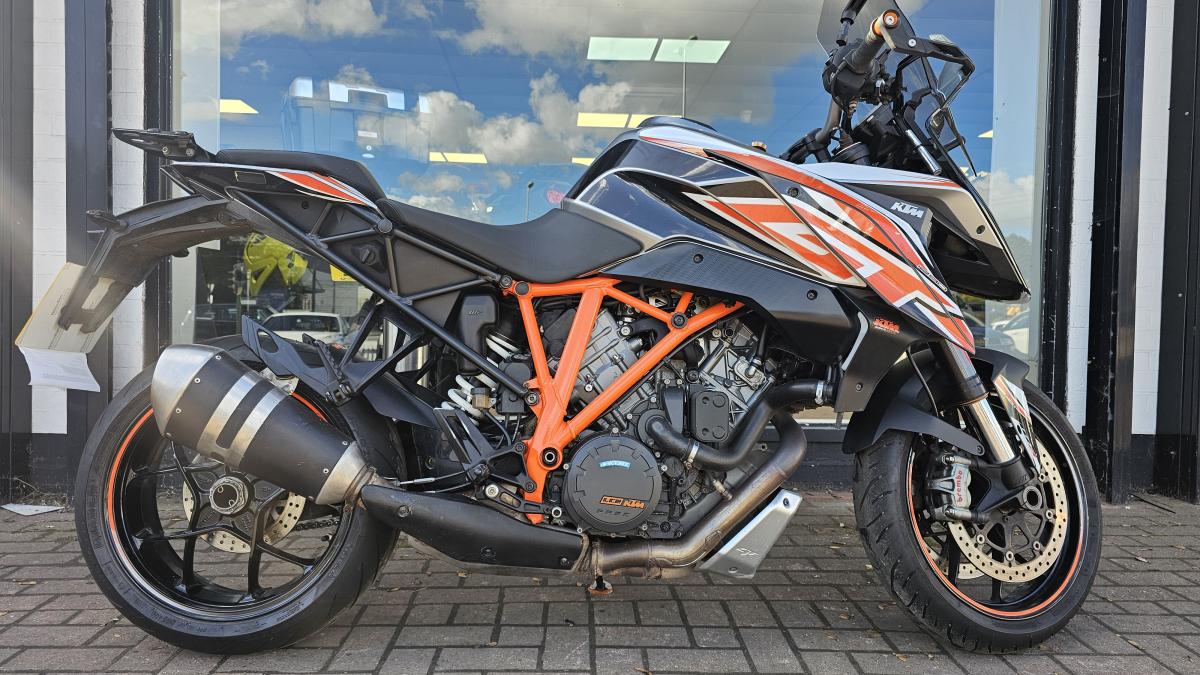 KTM 1290 SUPERDUKE GT 17