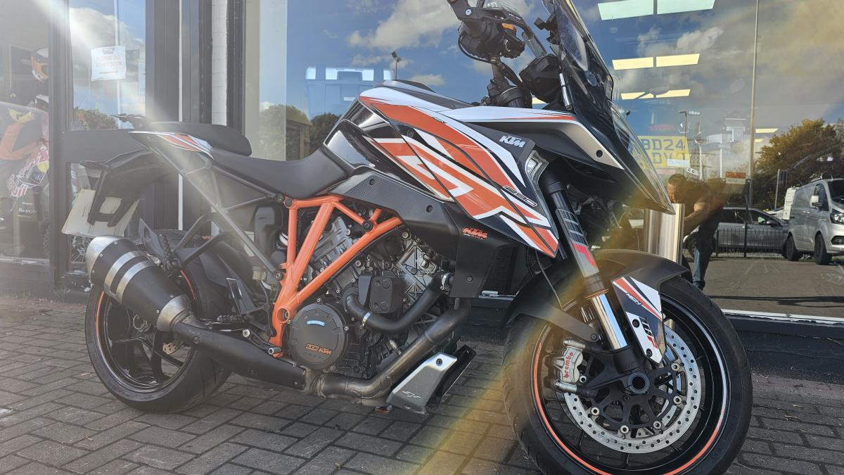 KTM 1290 SUPERDUKE GT 17
