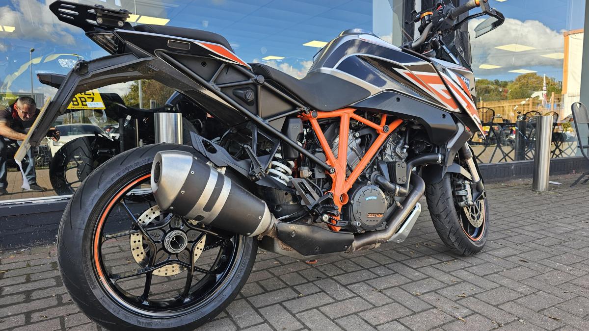 KTM 1290 SUPERDUKE GT 17