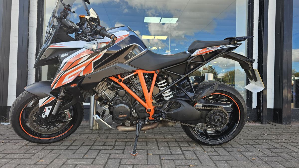 KTM 1290 SUPERDUKE GT 17