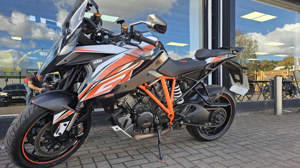 KTM 1290 SUPERDUKE GT 17
