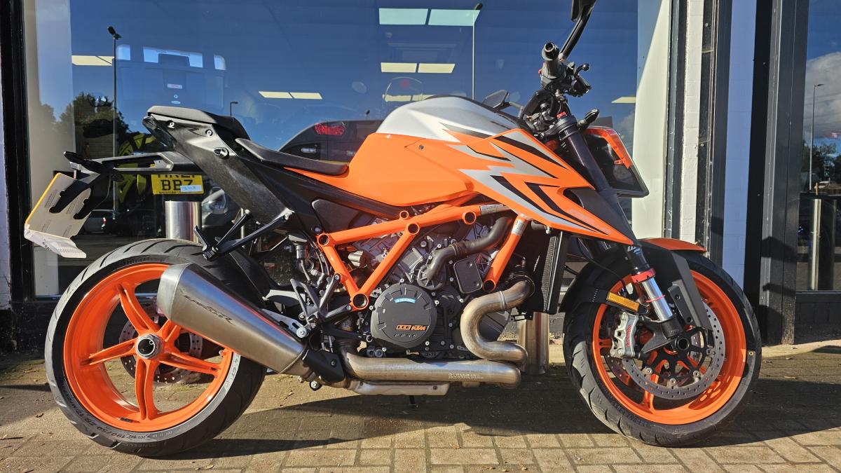 KTM 1290 SUPERDUKE R 23