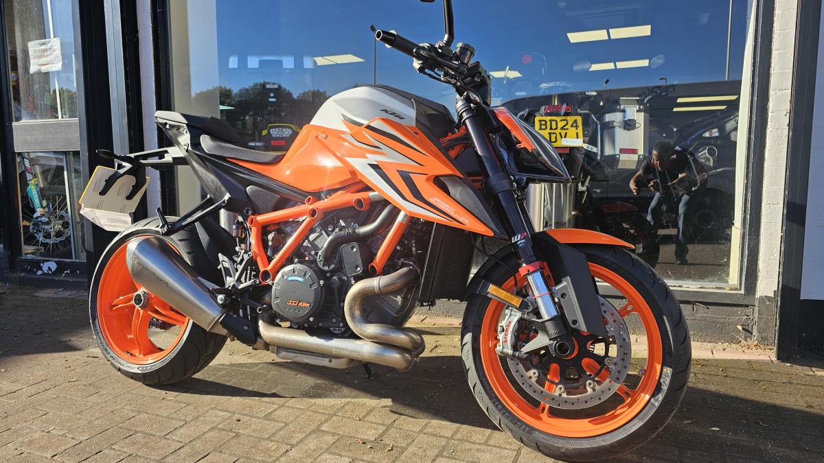 KTM 1290 SUPERDUKE R 23