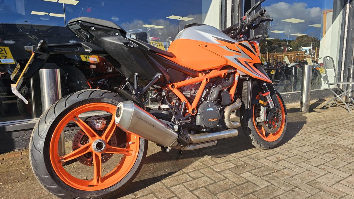 KTM 1290 SUPERDUKE R 23