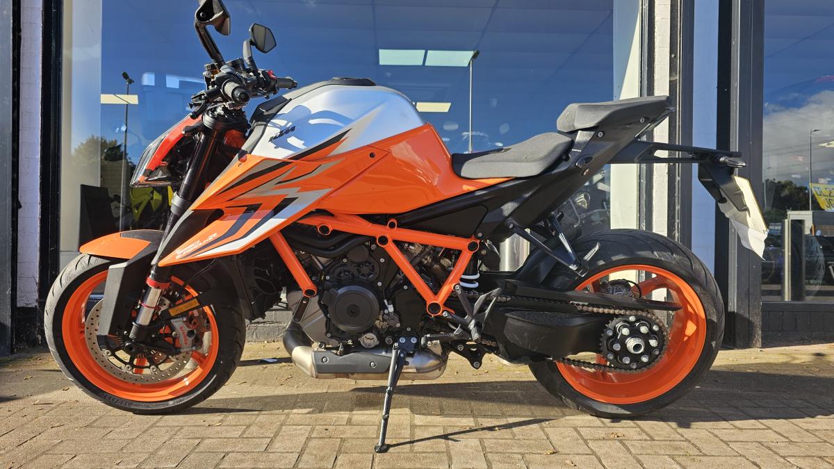 KTM 1290 SUPERDUKE R 23