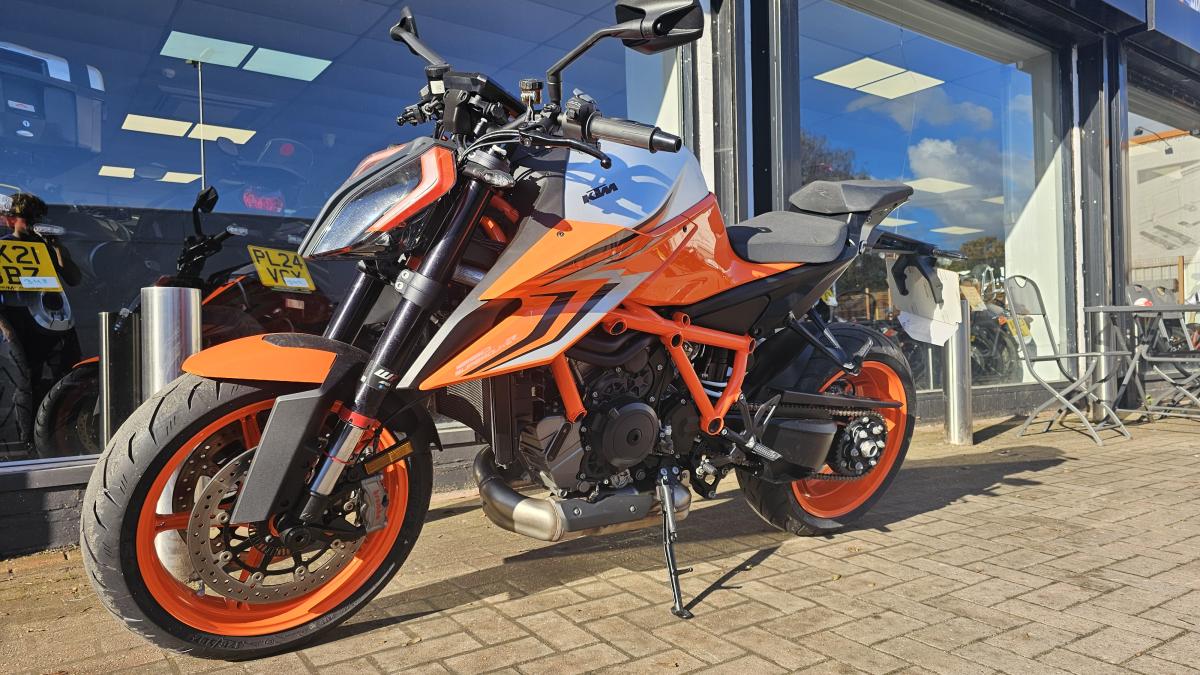 KTM 1290 SUPERDUKE R 23